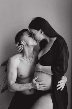 Evde, mutfakta, yatakta, pencerenin yanında ve banyoda, dişlerini fırçalarken, ellerini karnına koyup, un parçasından cheesecake yaparken,