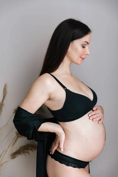 Zwangerschapsfotosessie Thuis Keuken Kamer Het Bed Bij Het Raam Badkamer — Stockfoto