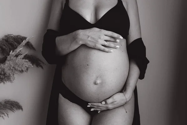 Εγκυμοσύνη Φωτογράφηση Στο Σπίτι Στην Κουζίνα Στο Δωμάτιο Στο Κρεβάτι — Φωτογραφία Αρχείου