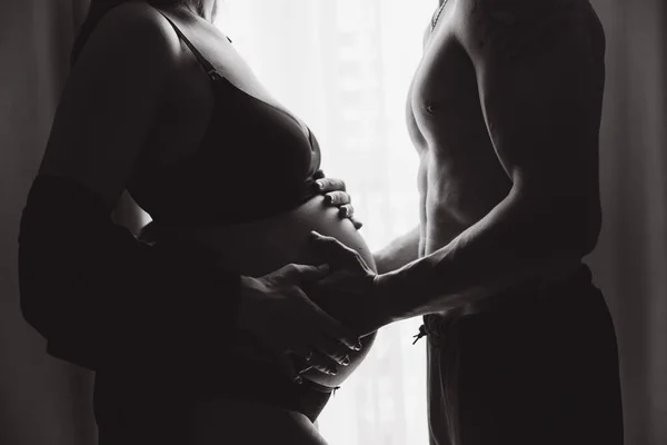 Terhességi Fotózás Otthon Konyhában Ágyon Lévő Szobában Ablaknál Fürdőszobában Fogmosás — Stock Fotó