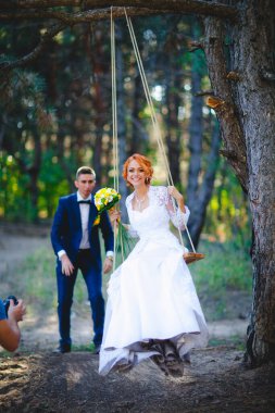Mavi takım elbiseli, beyaz elbiseli ve buketli güzel bir çift.