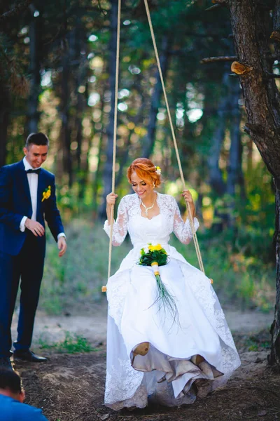 Mavi takım elbiseli, beyaz elbiseli ve buketli güzel bir çift.