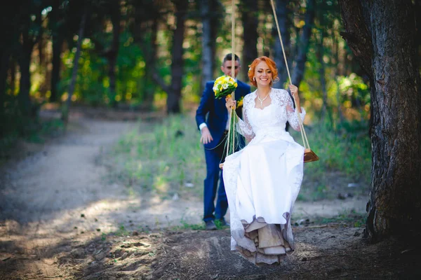 Молода Красива Пара Синьому Костюмі Біла Весільна Сукня Букетом — стокове фото