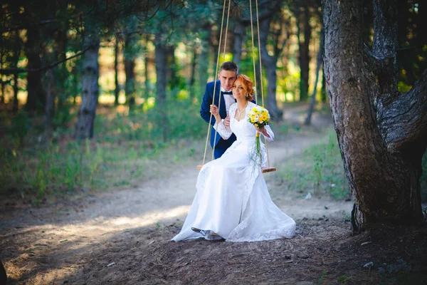 Unge Vakre Par Blå Dress Hvit Brudekjole Med Bukett – stockfoto