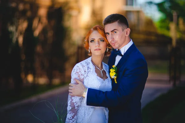 Молода Красива Пара Синьому Костюмі Біла Весільна Сукня Букетом — стокове фото