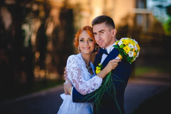 Jovem Casal Bonito Terno Azul Vestido Noiva Branco Com Buquê — Fotografia de Stock