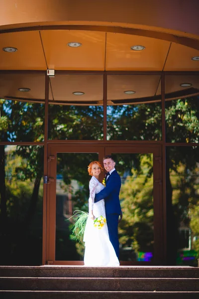 Unga Vackra Par Blå Kostym Och Vit Bröllopsklänning Med Bukett — Stockfoto