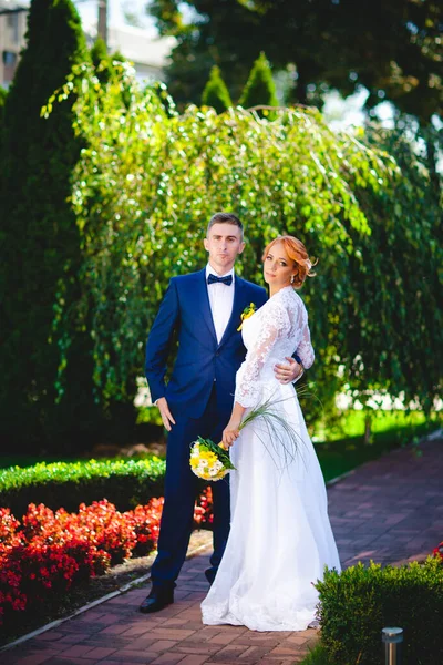 Молодая Красивая Пара Синем Костюме Белом Свадебном Платье Букетом — стоковое фото