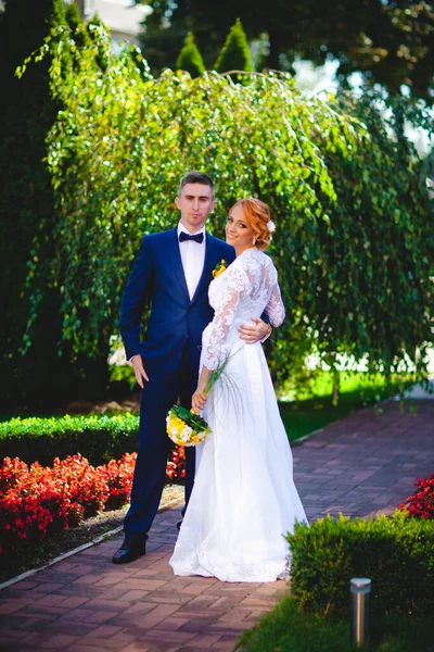 Fiatal Gyönyörű Pár Kék Öltönyben Fehér Esküvői Ruhában Csokorral — Stock Fotó
