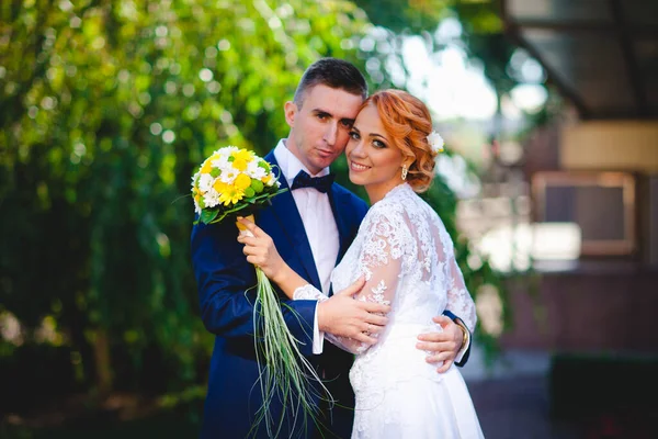 Jeune Beau Couple Costume Bleu Robe Mariée Blanche Avec Bouquet — Photo