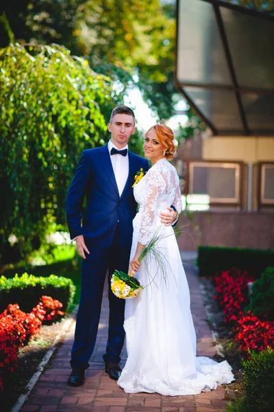Молода Красива Пара Синьому Костюмі Біла Весільна Сукня Букетом Готелі — стокове фото