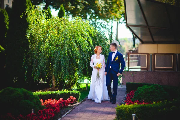 Pasangan Muda Yang Cantik Dengan Setelan Biru Dan Gaun Pengantin — Stok Foto