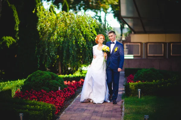 Jovem Casal Bonito Terno Azul Vestido Noiva Branco Com Buquê — Fotografia de Stock