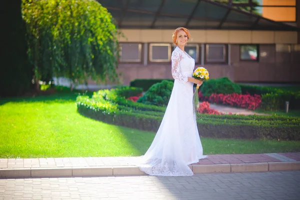 Young Beautiful Couple Blue Suit White Wedding Dress Bouquet Hotel — Stock Photo, Image