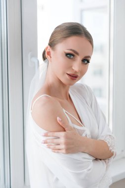 Güzel, lüks bir gelinin düğün masrafları. Bornozlu, gelinlikli bir otel, moda portreli.