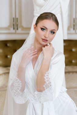 Güzel, lüks bir gelinin düğün masrafları. Bornozlu, gelinlikli bir otel, moda portreli.