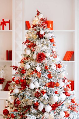 Yeni yıl dekorasyonu, süslemeleri, ağacın altındaki hediyeler, Noel.