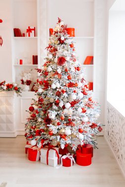 Yeni yıl dekorasyonu, süslemeleri, ağacın altındaki hediyeler, Noel.