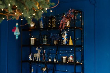 Yeni yıl dekorasyonu, süslemeleri, ağacın altındaki hediyeler, Noel.