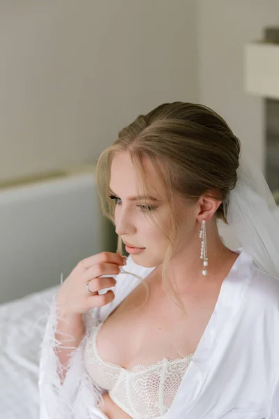 Ранкові Приготування Красивої Сексуальної Нареченої Весільним Букетом Білизні Халат Готелі — стокове фото