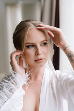 Güzelim, seksi bir gelinin iç çamaşırlı bir buketle sabah hazırlıkları. Bir otelde bornoz. Gelinlik giyip ayakkabılarını giydiği yer.