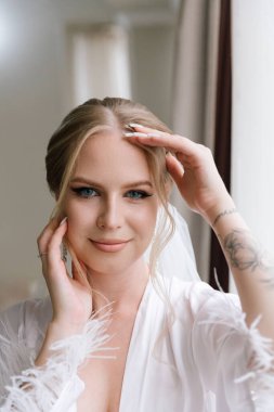 Güzelim, seksi bir gelinin iç çamaşırlı bir buketle sabah hazırlıkları. Bir otelde bornoz. Gelinlik giyip ayakkabılarını giydiği yer.