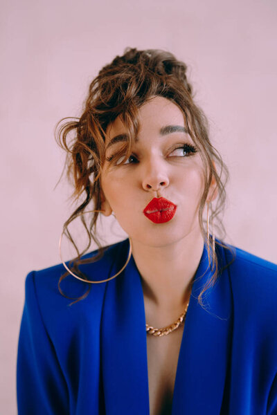 Красивая гламурная девушка в солнечных очках в синей куртке и зеленой на модной модной модной фотосессии в фотостудии.