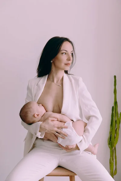 Mãe Alimenta Bebê Recém Nascido Uma Filha Fraldas Segurando Nos — Fotografia de Stock