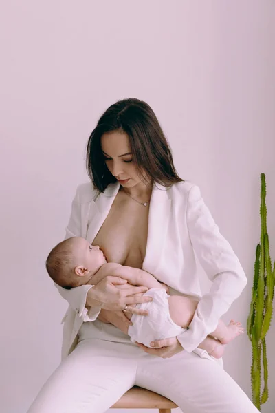 Mãe Alimenta Bebê Recém Nascido Uma Filha Fraldas Segurando Nos — Fotografia de Stock