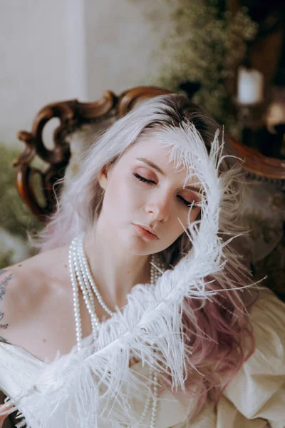 Una Chica Lujo Con Hermoso Maquillaje Peinado Vestido Vintage Despertó — Foto de Stock