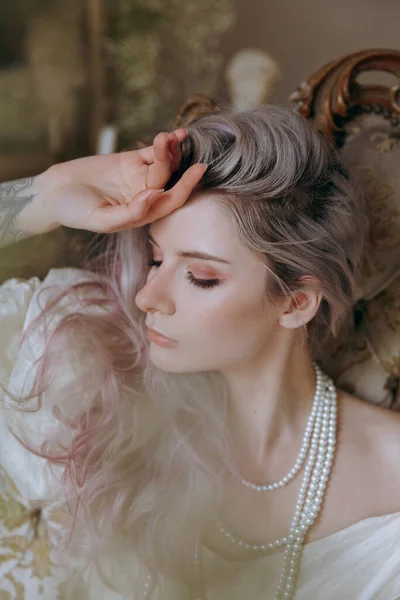 Una Chica Lujo Con Hermoso Maquillaje Peinado Vestido Vintage Despertó — Foto de Stock