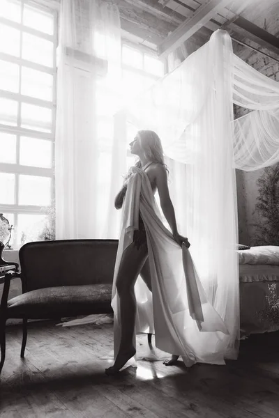 ヴィンテージのドレスを着た美しい化粧と髪型をした豪華な女の子は ベッドで朝目が覚め ピアノのソファに座ってモデルとしてポーズをとる — ストック写真