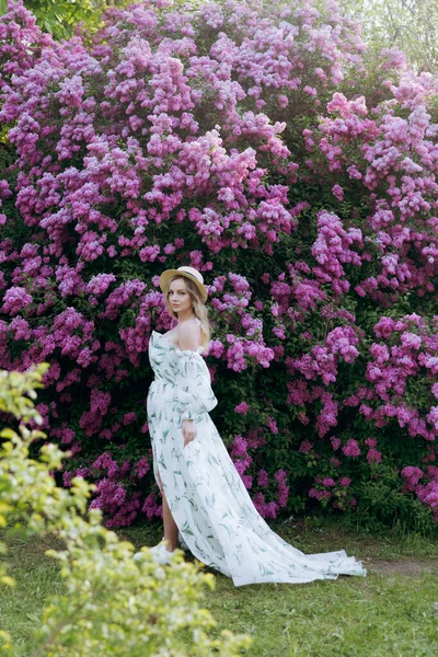Belle Élégante Jolie Blonde Dans Une Robe Blanche Avec Motif — Photo