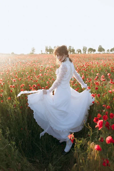 Modellik Yapan Beyaz Elbiseli Güzel Bir Kız Gün Batımında Gelincik — Stok fotoğraf