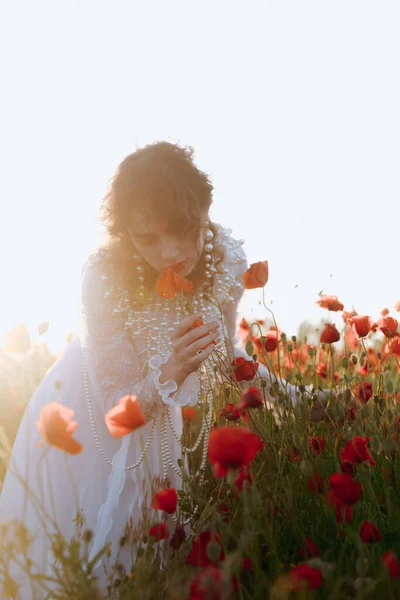 Una Bella Ragazza Abito Bianco Vintage Come Modella Servizio Fotografico — Foto Stock