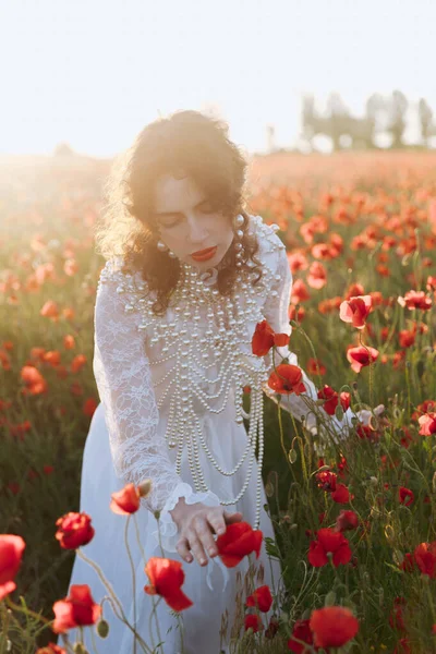 Piękna Dziewczyna Vintage Białej Sukience Jako Modelka Sesji Zdjęciowej Mody — Zdjęcie stockowe
