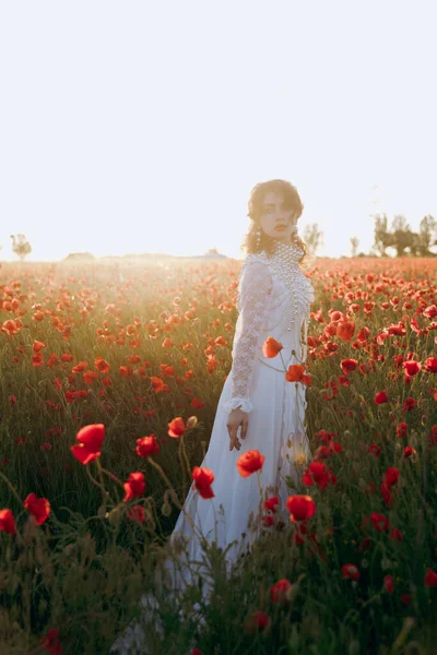 Modellik Yapan Beyaz Elbiseli Güzel Bir Kız Gün Batımında Gelincik — Stok fotoğraf
