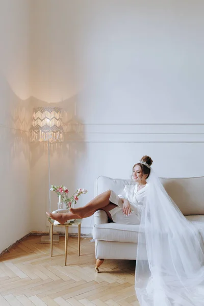 Утренняя Подготовка Красивой Сексуальной Невесты Халате Балконе Диване Надевает Обувь — стоковое фото