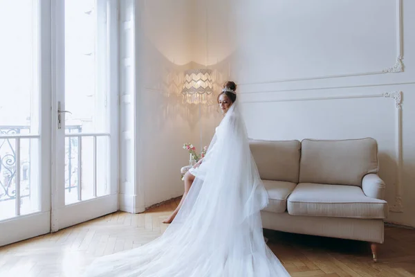 Ranní Přípravy Krásné Sexy Nevěsty Županu Balkóně Pohovce Kde Obléká — Stock fotografie