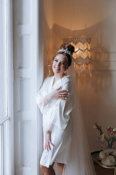 Утренняя Подготовка Красивой Сексуальной Невесты Халате Балконе Диване Надевает Обувь — стоковое фото
