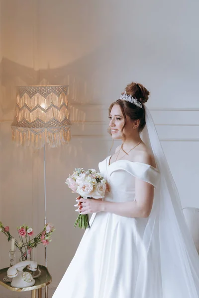 Balkonda ve kanepede bornozlu güzel, seksi bir gelinin sabah hazırlıkları.