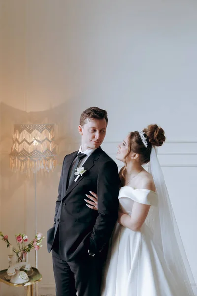 Vőlegény Első Találkozója Fekete Öltönyben Menyasszony Fehér Menyasszonyi Ruhában Csokorral — Stock Fotó