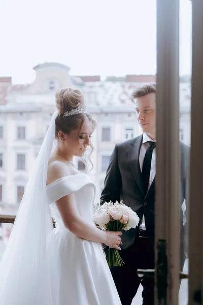 Первая Встреча Жениха Черном Костюме Невесты Белом Свадебном Платье Букетом — стоковое фото