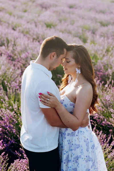 一对美丽的夫妇 日落时分 一个穿着时髦衣服的女孩在薰衣草地里 — 图库照片