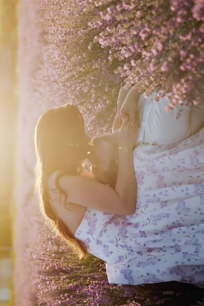 一对美丽的夫妇 日落时分 一个穿着时髦衣服的女孩在薰衣草地里 — 图库照片