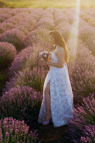 Piękna Para Gdzie Dziewczyna Eleganckiej Sukience Polu Lawendy Zachodzie Słońca — Zdjęcie stockowe