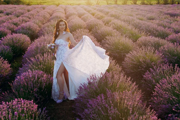 Piękna Para Gdzie Dziewczyna Eleganckiej Sukience Polu Lawendy Zachodzie Słońca — Zdjęcie stockowe