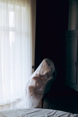 Gelinin sabahı, şık saçlı ve makyajlı bir bornozla güzel lüks bir otelde düğüne hazırlanır ve sonra beyaz bir gelinlik giyer..