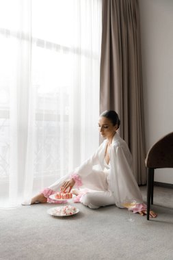 Günaydın ve lüks bir odada, pijama ve iç çamaşırlarıyla lüks ve güzel bir geline ayakkabı ve şık beyaz bir gelinlik giymeye hazırlanıyorum..