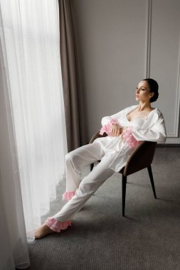 Günaydın ve lüks bir odada, pijama ve iç çamaşırlarıyla lüks ve güzel bir geline ayakkabı ve şık beyaz bir gelinlik giymeye hazırlanıyorum..